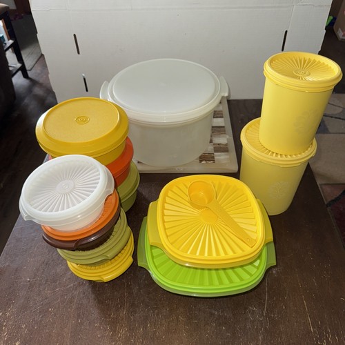 Lot vtg tupperware bowls - of,